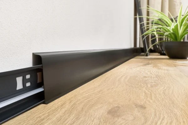 Плинтус пластиковый Arbiton INDO70 220 Чёрный матовый 2.5 м в Оренбурге