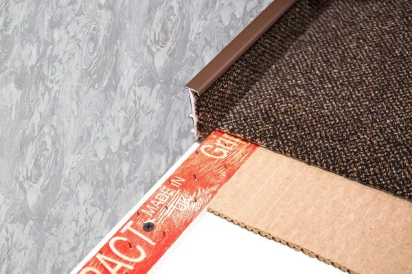 Плинтус для ковролина Korner Listwa 105 Темно-коричневый 2,5м (50мм) в Оренбурге