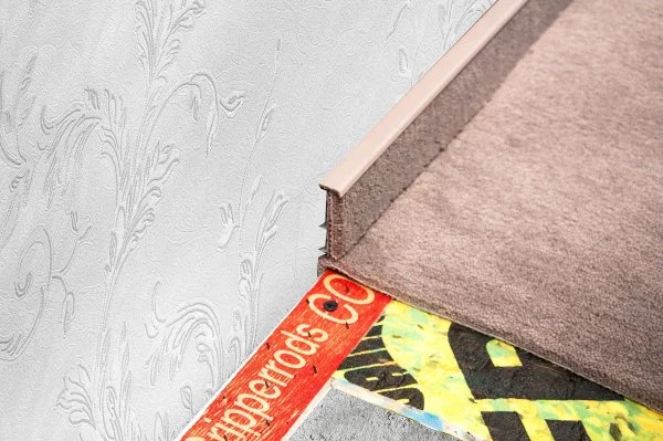 Плинтус для ковролина Korner Listwa 102 Беж 2,5м (50мм) в Оренбурге